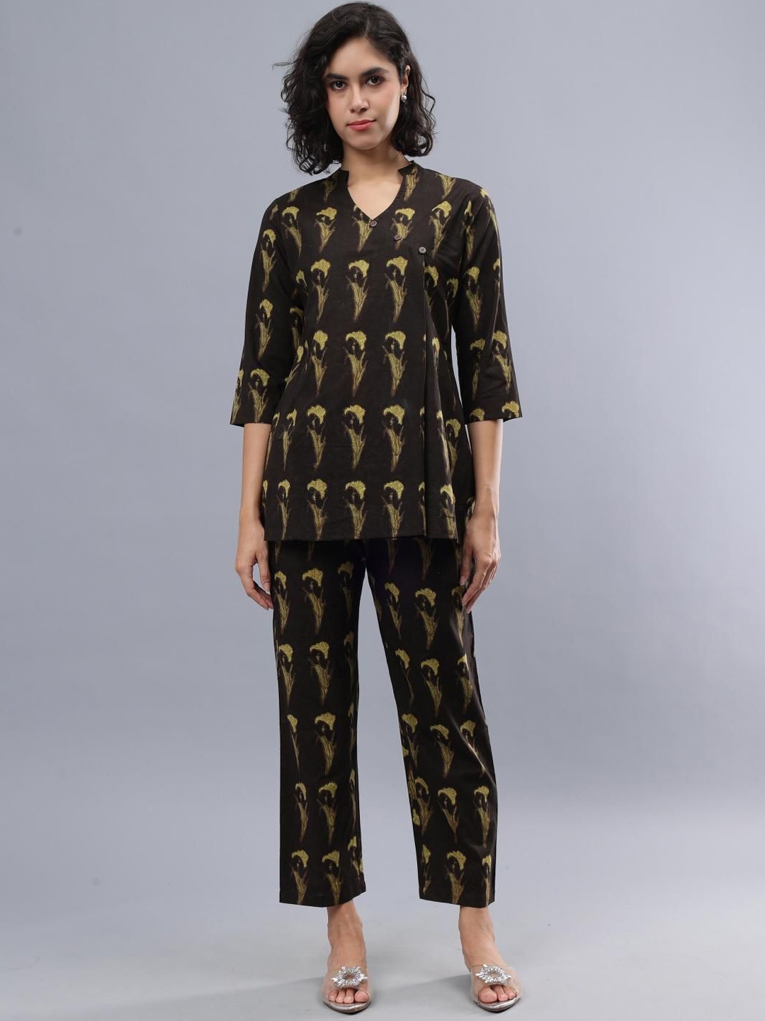 CORDSET Floral Printed Mandarin Collar Three-Quarter Sleeves Pure Cotton Top & Trouser, Brown
CORDSET Floral Printed Mandarin Collar Three-Quarter Sleeves Pure Cotton Top & Trouser, Brown