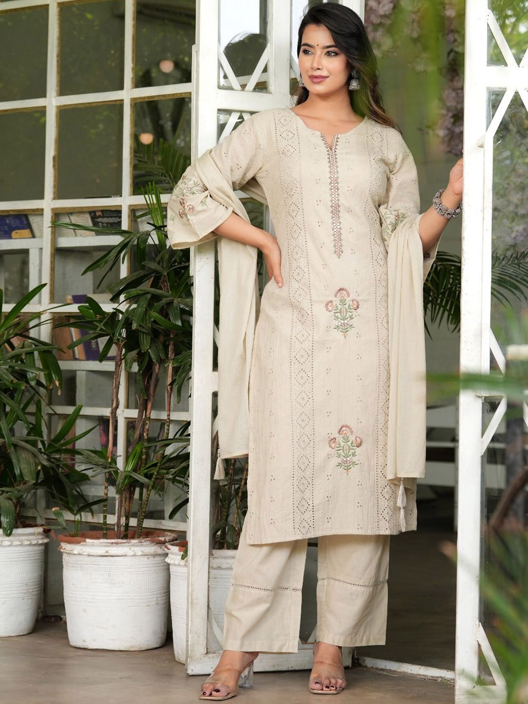 Hatheli Floral Embroidered Regular Mirror Work Pure Cotton Kurta & Trouser & Dupatta, Beige
Hatheli Floral Embroidered Regular Mirror Work Pure Cotton Kurta & Trouser & Dupatta, Beige