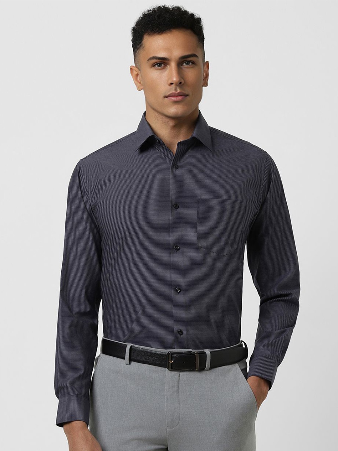 Van Heusen Men Spread Collar Pinstripes Striped Cotton Slim Fit Formal Shirt, Navy blue
Van Heusen Men Spread Collar Pinstripes Striped Cotton Slim Fit Formal Shirt, Navy blue