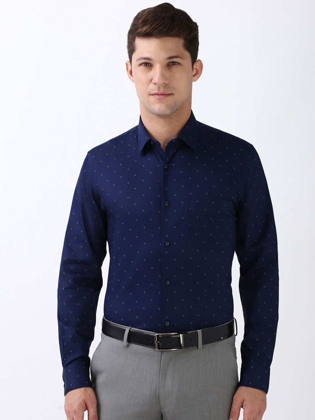 Peter England Men Spread Collar Geometric Printed Cotton Slim Fit Formal Shirt, Navy blue
Peter England Men Spread Collar Geometric Printed Cotton Slim Fit Formal Shirt, Navy blue