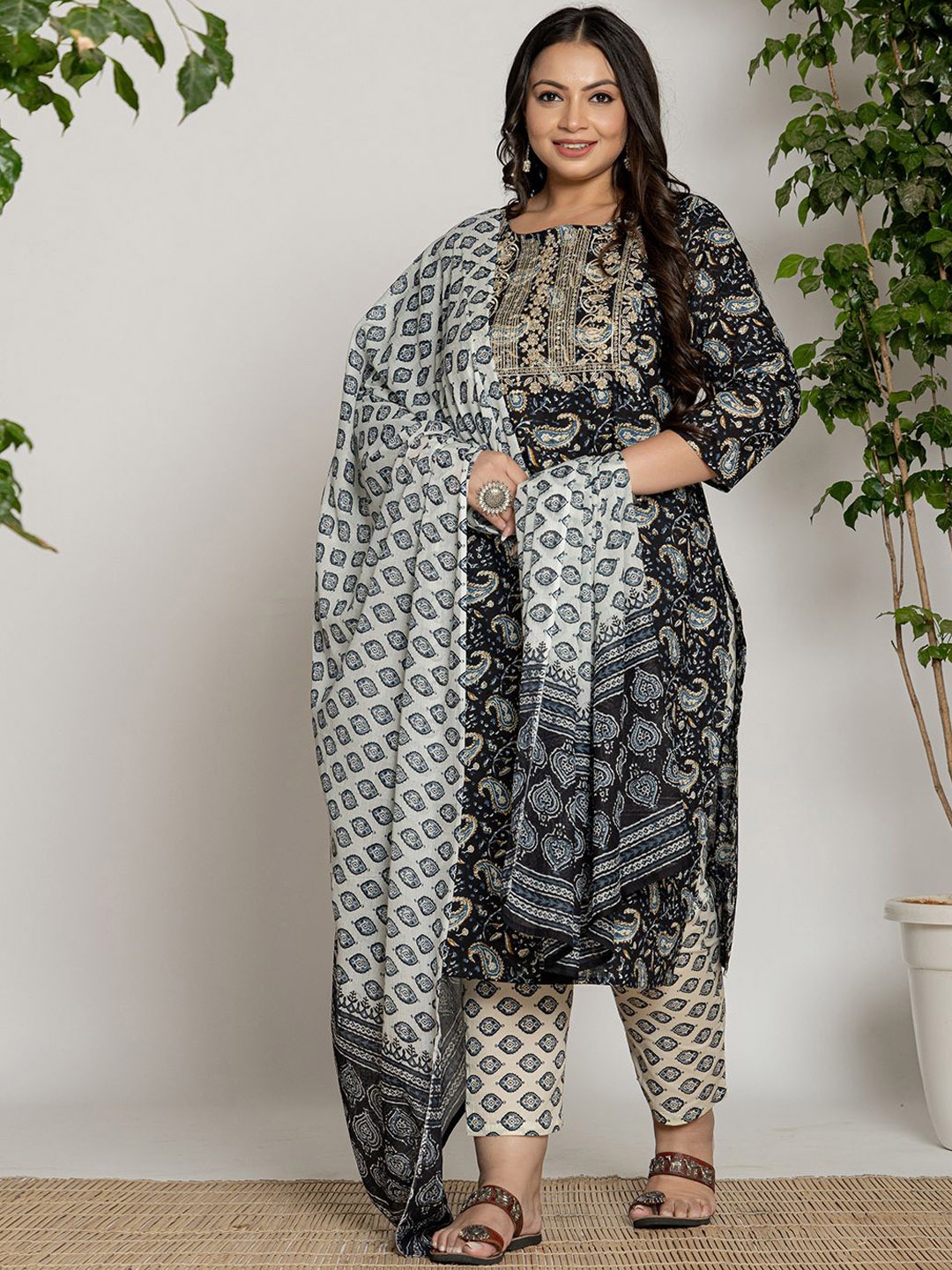 Yufta Ethnic Motifs Embroidered Regular Pure Cotton Straight Kurta with Trousers & Dupatta, Black
Yufta Ethnic Motifs Embroidered Regular Pure Cotton Straight Kurta with Trousers & Dupatta, Black