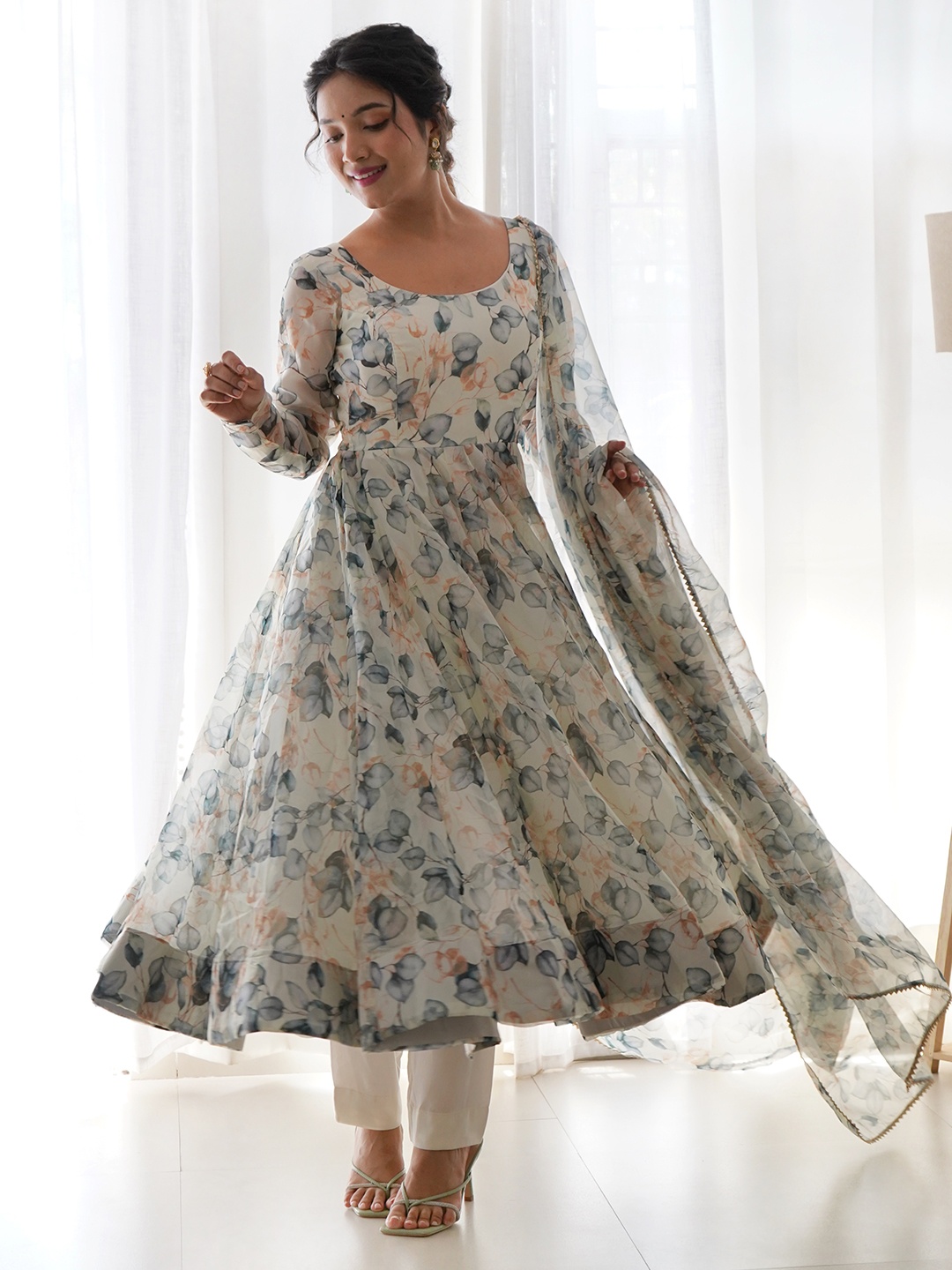 Tanhai Women Ethnic Motifs Printed Regular Gotta Patti Kurta with Trousers & With Dupatta, Off white
Tanhai Women Ethnic Motifs Printed Regular Gotta Patti Kurta with Trousers & With Dupatta, Off white