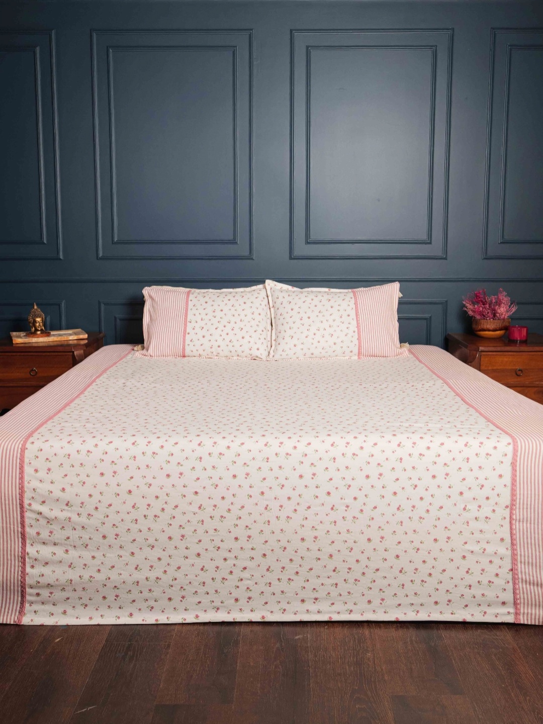 Amora Off White & Pink Floral Printed Double King Cotton Bed Cover With 2 Pillow Cover
Amora Off White & Pink Floral Printed Double King Cotton Bed Cover With 2 Pillow Cover