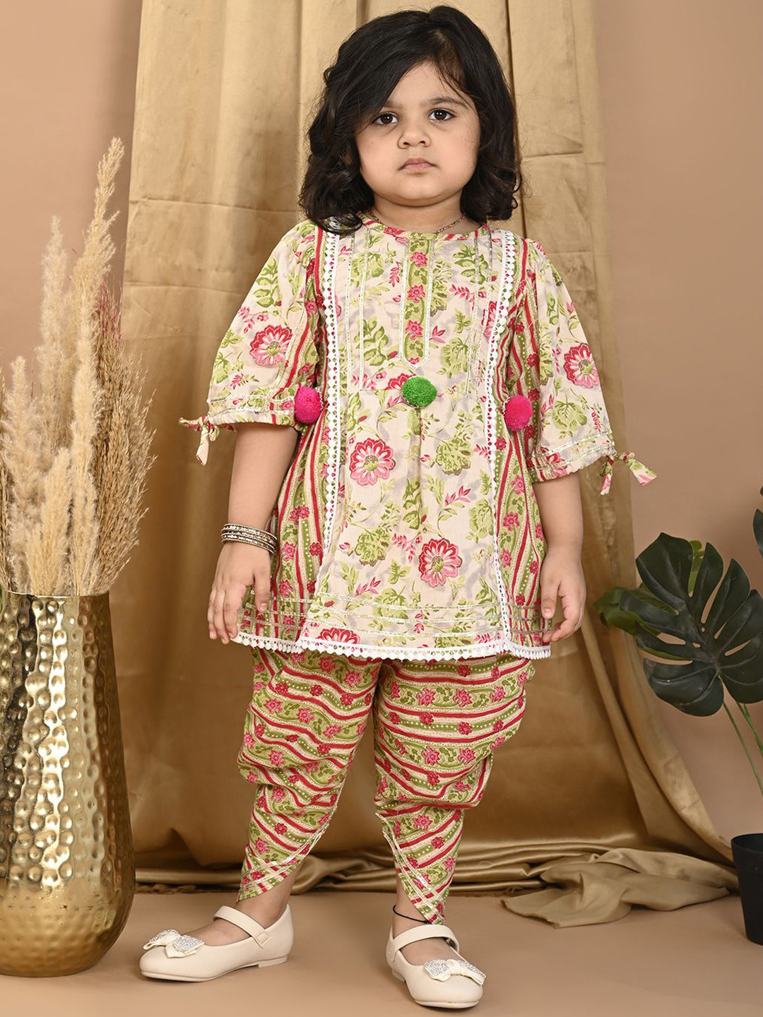 LIL PITAARA Girls Floral Printed Gotta Patti Pure Cotton A-Line Kurta with Dhoti Pants, Beige
LIL PITAARA Girls Floral Printed Gotta Patti Pure Cotton A-Line Kurta with Dhoti Pants, Beige