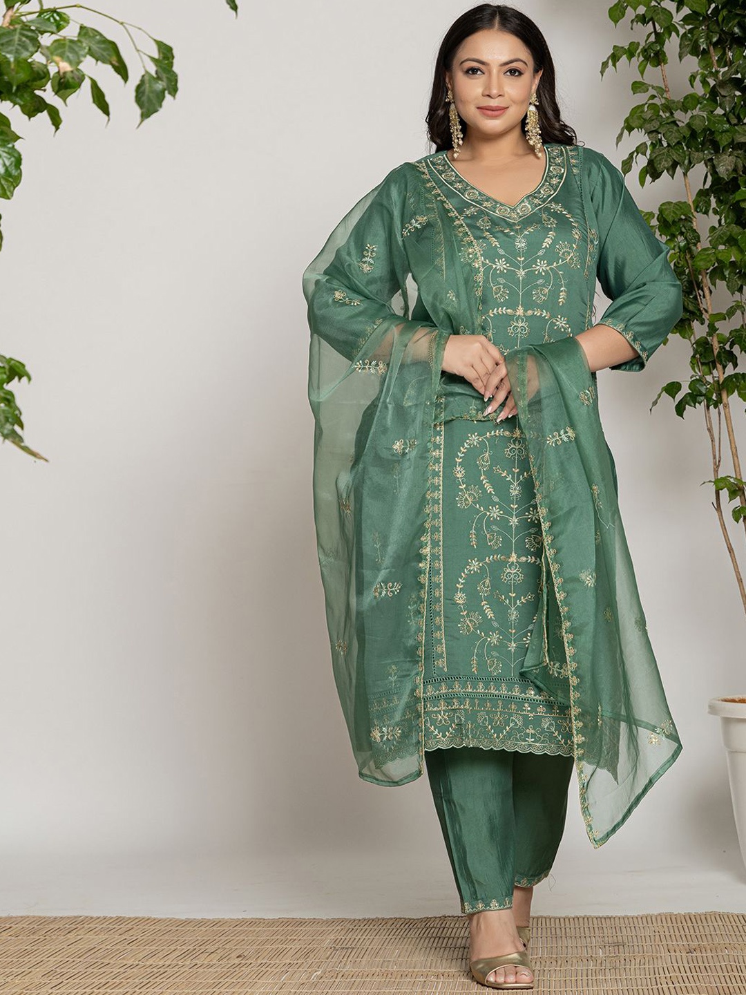 Yufta Ethnic Motifs Embroidered Regular Thread Work Straight Kurta with Trousers & Dupatta, Green
Yufta Ethnic Motifs Embroidered Regular Thread Work Straight Kurta with Trousers & Dupatta, Green