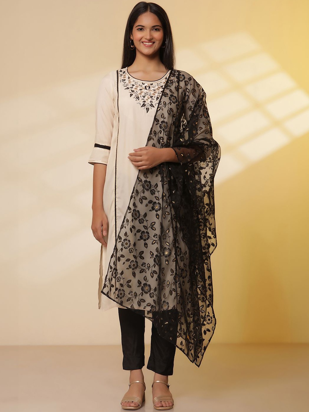 AURELIA Women Floral Embroidered Regular Thread Work Kurta with Trousers & With Dupatta, Beige
AURELIA Women Floral Embroidered Regular Thread Work Kurta with Trousers & With Dupatta, Beige