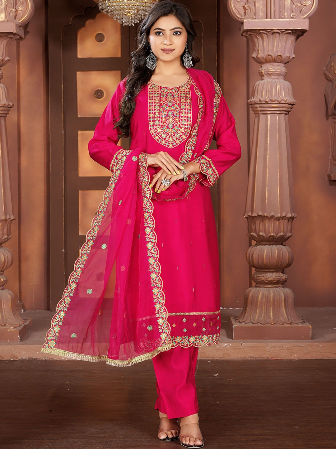 V B SONS Floral Embroidered Regular Sequinned Straight Kurta with Trousers & Dupatta, Pink
V B SONS Floral Embroidered Regular Sequinned Straight Kurta with Trousers & Dupatta, Pink