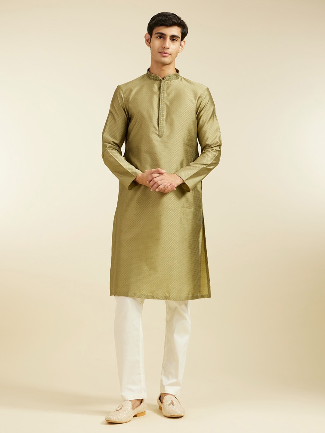 Diwas by Manyavar Men Embroidered Beads and Stones Mandarin Collar Straight Kurta, Green
Diwas by Manyavar Men Embroidered Beads and Stones Mandarin Collar Straight Kurta, Green