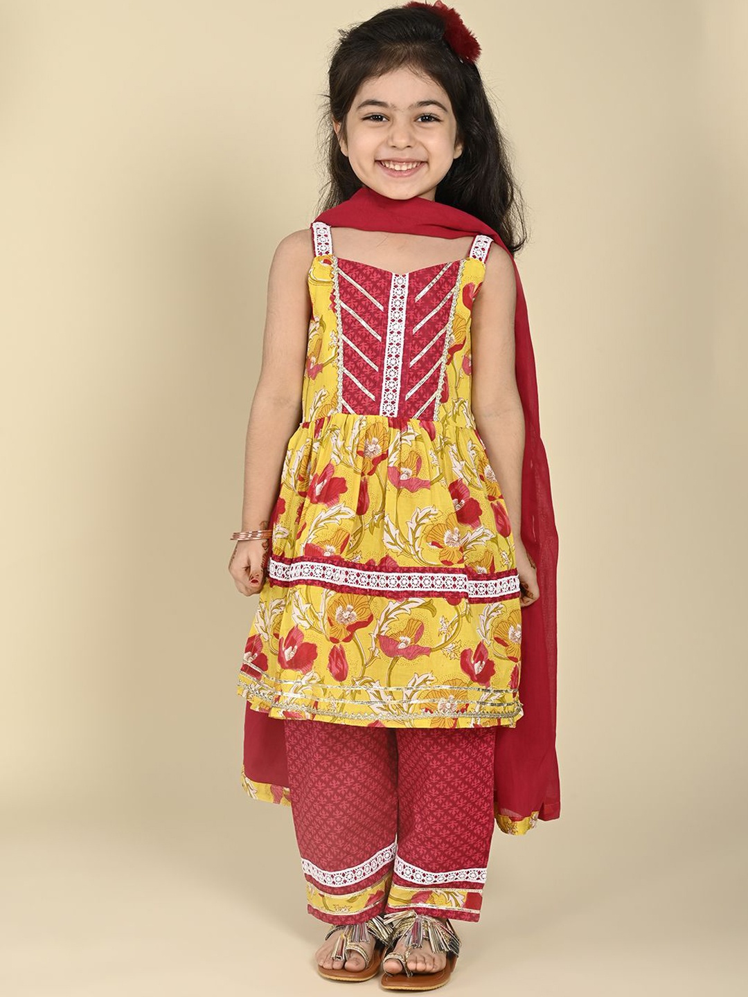 LIL PITAARA Girls Floral Printed Pure Cotton A-Line Kurta with Trousers & Dupatta, Yellow
LIL PITAARA Girls Floral Printed Pure Cotton A-Line Kurta with Trousers & Dupatta, Yellow