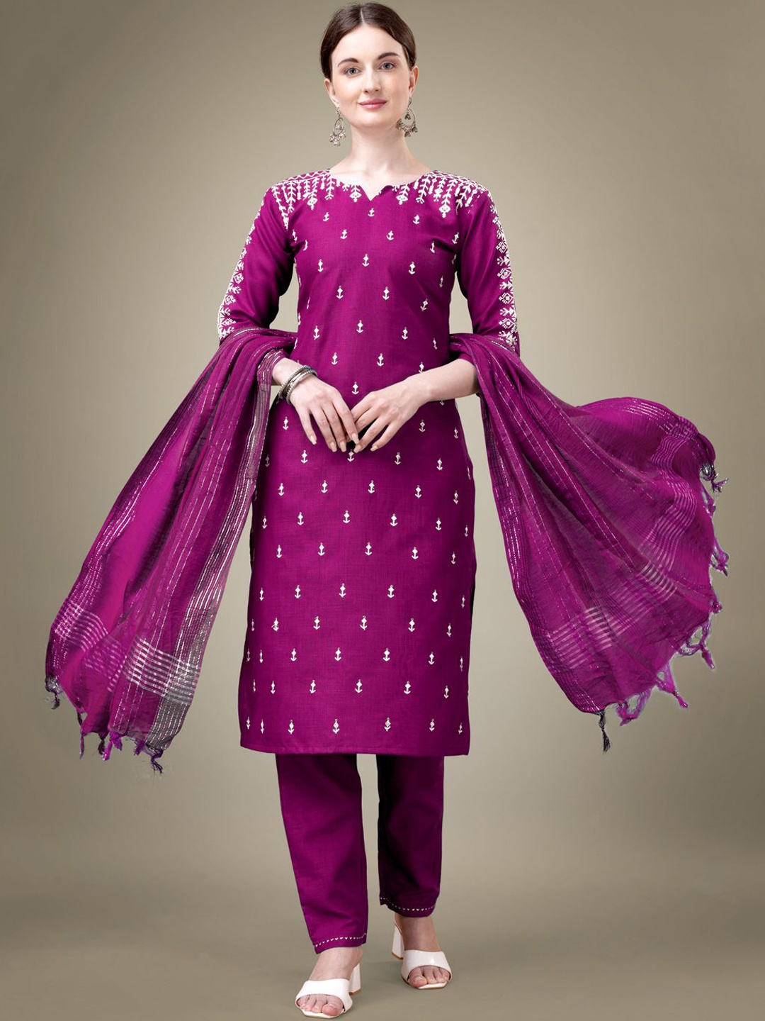 KAYOMMI Ethnic Motifs Embroidered Notch Neck Straight Kurta with Trousers & Dupatta, Purple
KAYOMMI Ethnic Motifs Embroidered Notch Neck Straight Kurta with Trousers & Dupatta, Purple