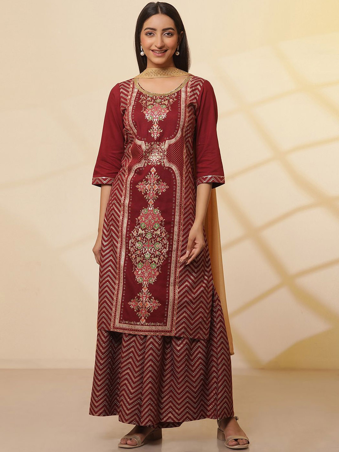 AURELIA Floral Printed Round Neck Straight Kurta with Sharara & Dupatta, Maroon
AURELIA Floral Printed Round Neck Straight Kurta with Sharara & Dupatta, Maroon