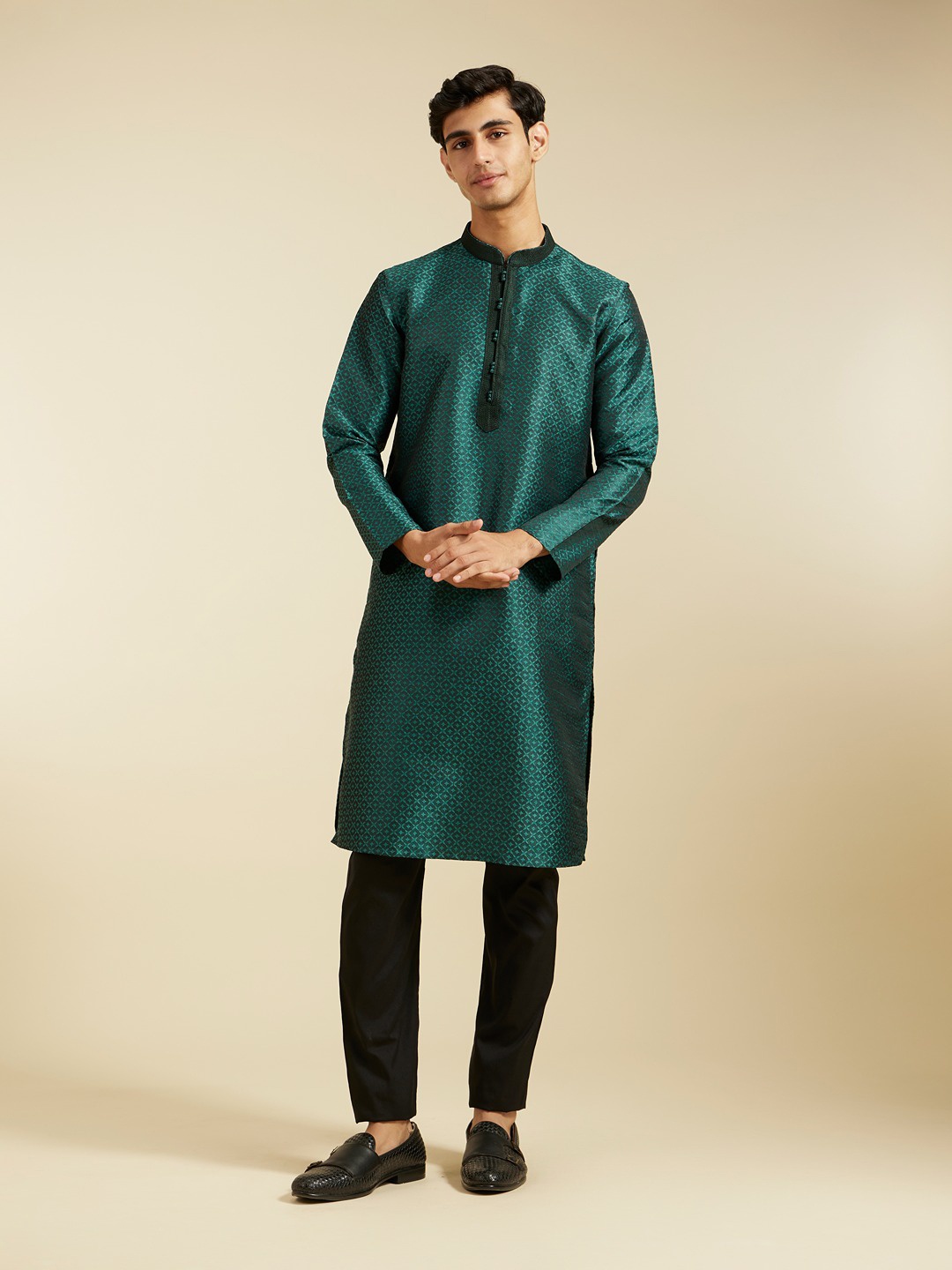 Diwas by Manyavar Men Woven Design Thread Work Mandarin Collar Straight Kurta, Green
Diwas by Manyavar Men Woven Design Thread Work Mandarin Collar Straight Kurta, Green