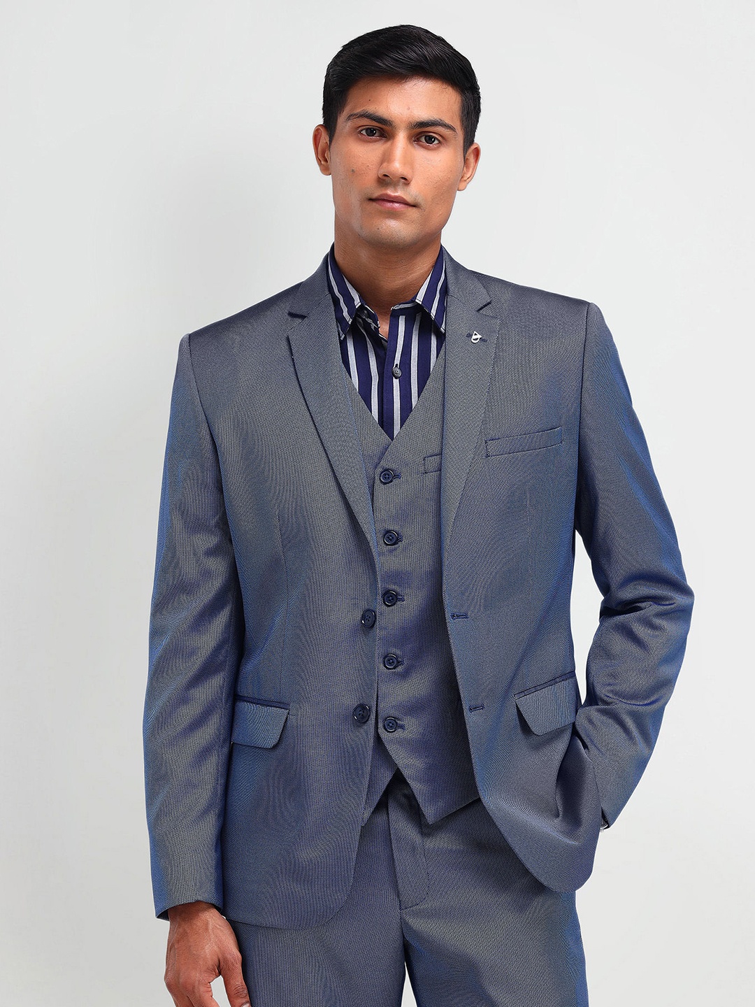 AD By Arvind Men Solid Tailored-Fit Lapel Collar Single-Breasted Three-Piece Formal Suit, Blue
AD By Arvind Men Solid Tailored-Fit Lapel Collar Single-Breasted Three-Piece Formal Suit, Blue