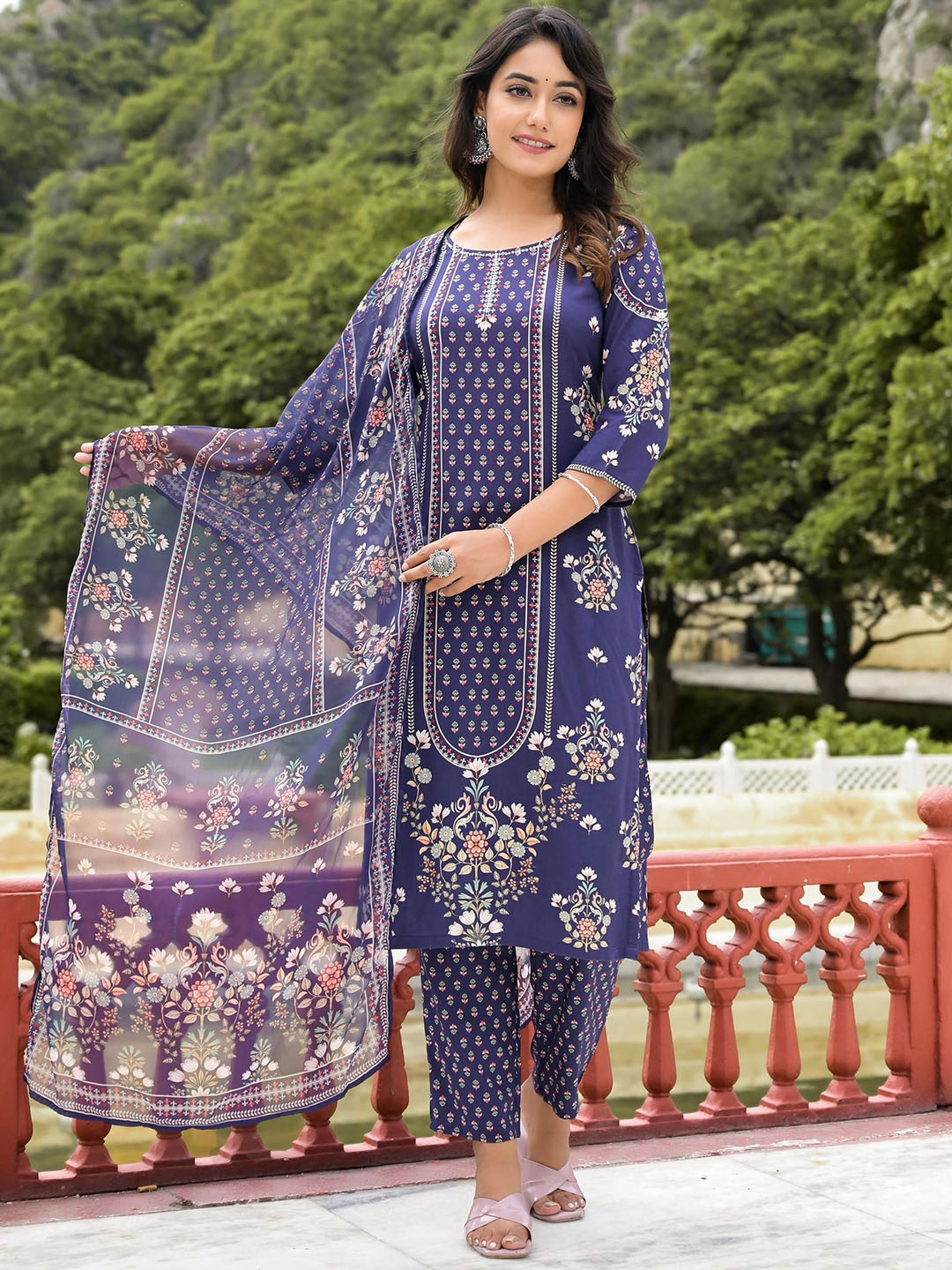 Juniper Floral Printed Regular Sequinned Straight Kurta with Trousers & Dupatta, Navy blue
Juniper Floral Printed Regular Sequinned Straight Kurta with Trousers & Dupatta, Navy blue