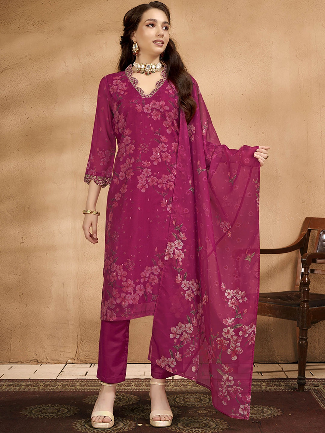 Anouk Floral Printed V-Neck Regular Thread Work Organza Kurta With Trouser With Dupatta, Fuchsia
Anouk Floral Printed V-Neck Regular Thread Work Organza Kurta With Trouser With Dupatta, Fuchsia