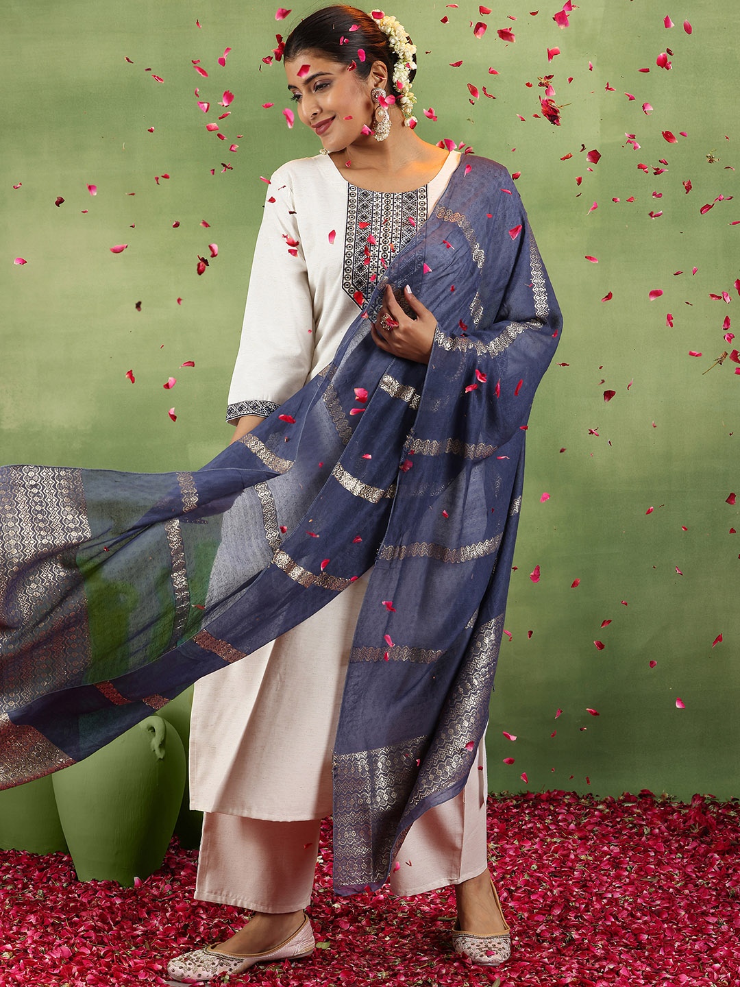 Libas Ethnic Motifs Embroidered Thread Work Straight Kurta With Trousers & Dupatta, Off white
Libas Ethnic Motifs Embroidered Thread Work Straight Kurta With Trousers & Dupatta, Off white