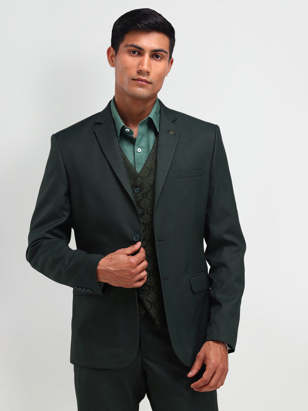 AD By Arvind Men Solid Notched Lapel Collar Tailored-Fit Single-Breasted Three-Piece Suit, Green
AD By Arvind Men Solid Notched Lapel Collar Tailored-Fit Single-Breasted Three-Piece Suit, Green