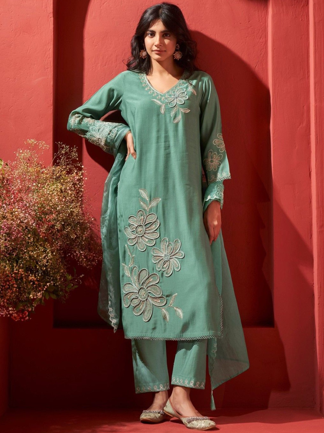 AUTUMN LANE Floral Embroidered Thread Work V-Neck Straight Kurta with Palazzo and Dupatta, Green
AUTUMN LANE Floral Embroidered Thread Work V-Neck Straight Kurta with Palazzo and Dupatta, Green