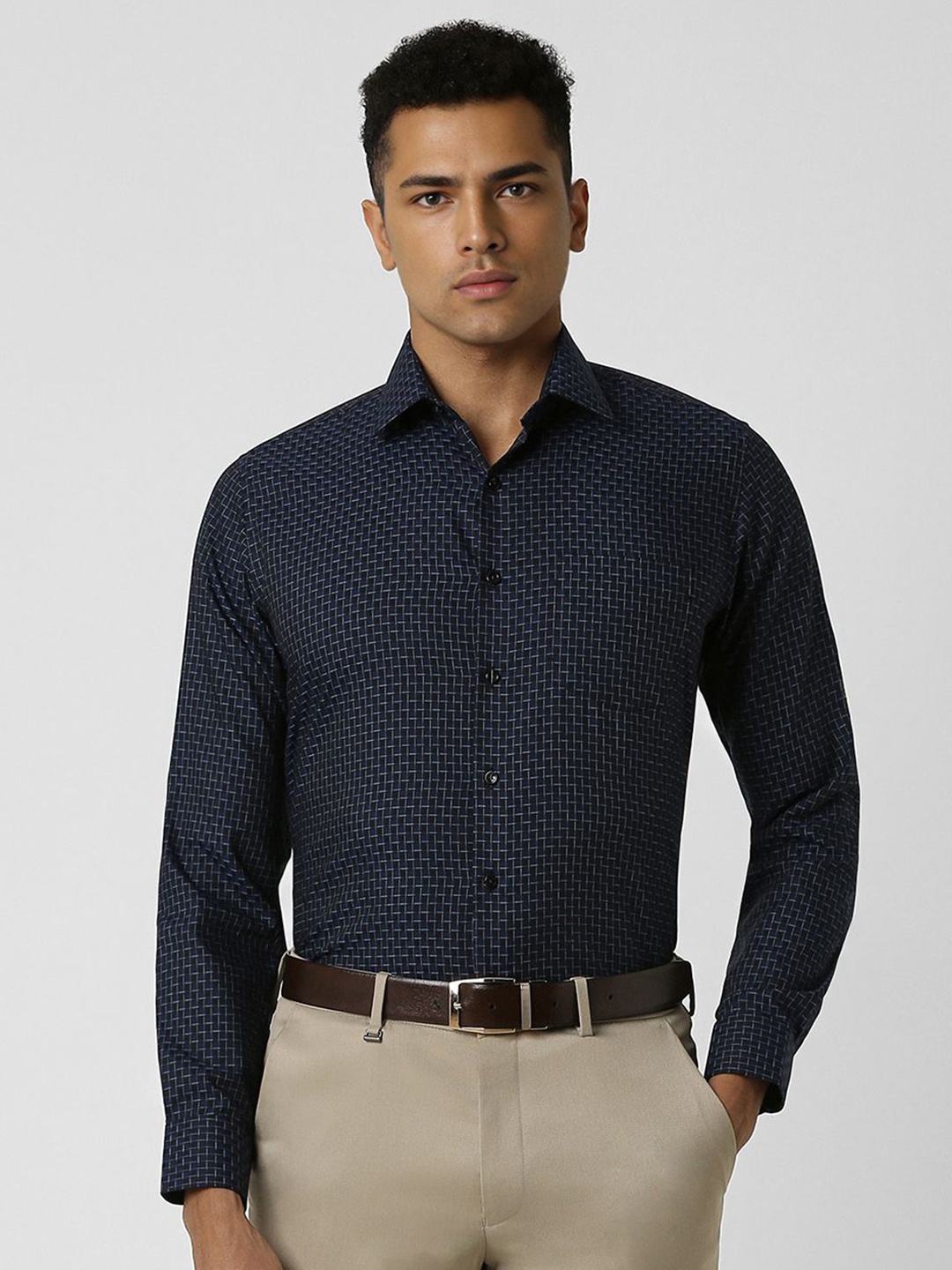 Van Heusen Men Spread Collar Geometric Printed Cotton Slim Fit Formal Shirt, Navy blue
Van Heusen Men Spread Collar Geometric Printed Cotton Slim Fit Formal Shirt, Navy blue