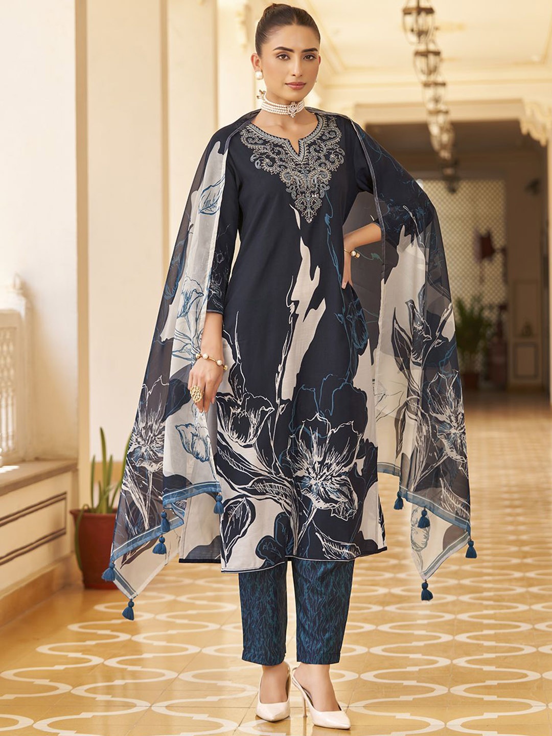 HRITIKA Floral Printed Regular Thread Work Straight Kurta with Trousers & Dupatta, Navy blue
HRITIKA Floral Printed Regular Thread Work Straight Kurta with Trousers & Dupatta, Navy blue