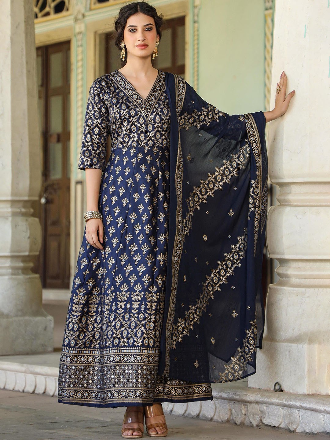 SCAKHI V-Neck Ethnic Motifs Printed Maxi Fit and Flare Dresses With Printed Dupatta, Navy blue
SCAKHI V-Neck Ethnic Motifs Printed Maxi Fit and Flare Dresses With Printed Dupatta, Navy blue