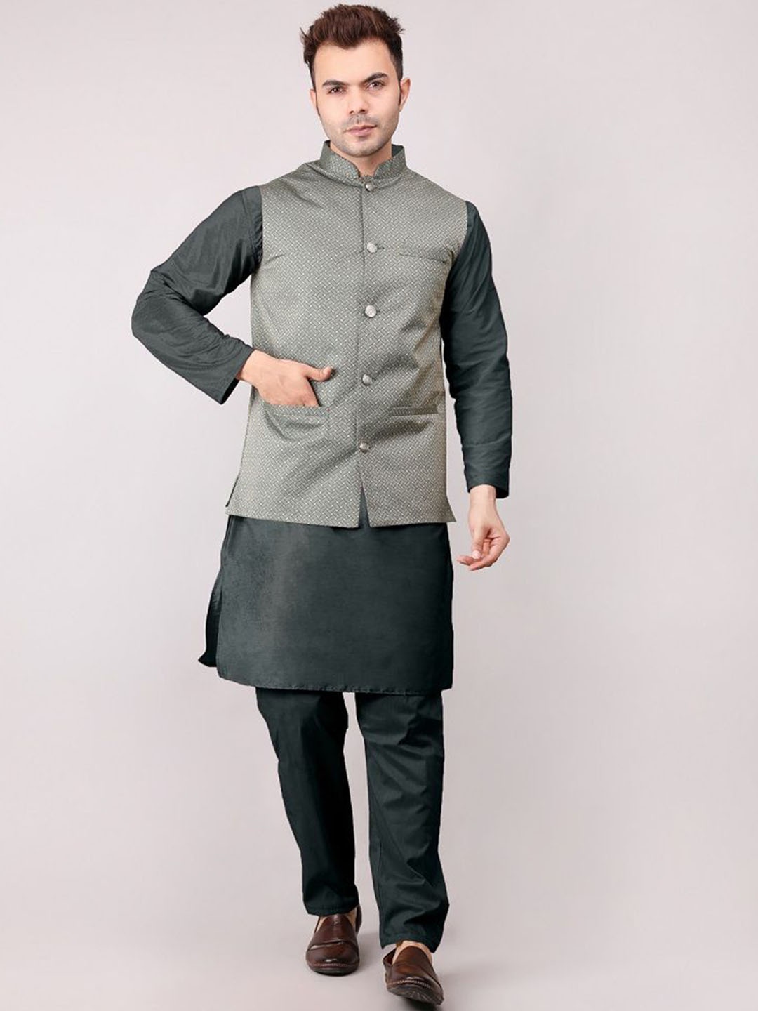 Voniry Geometric Woven Design Jacquard Straight Kurta With Pyjamas & Nehru Jacket, Green
Voniry Geometric Woven Design Jacquard Straight Kurta With Pyjamas & Nehru Jacket, Green