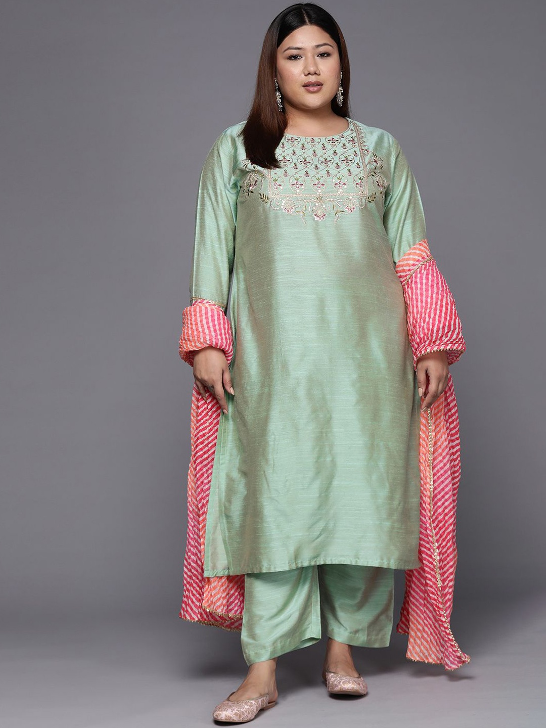 Sztori Plus Size Floral Embroidered Sequinned Straight Kurta & Trousers With Dupatta, Sea green
Sztori Plus Size Floral Embroidered Sequinned Straight Kurta & Trousers With Dupatta, Sea green
