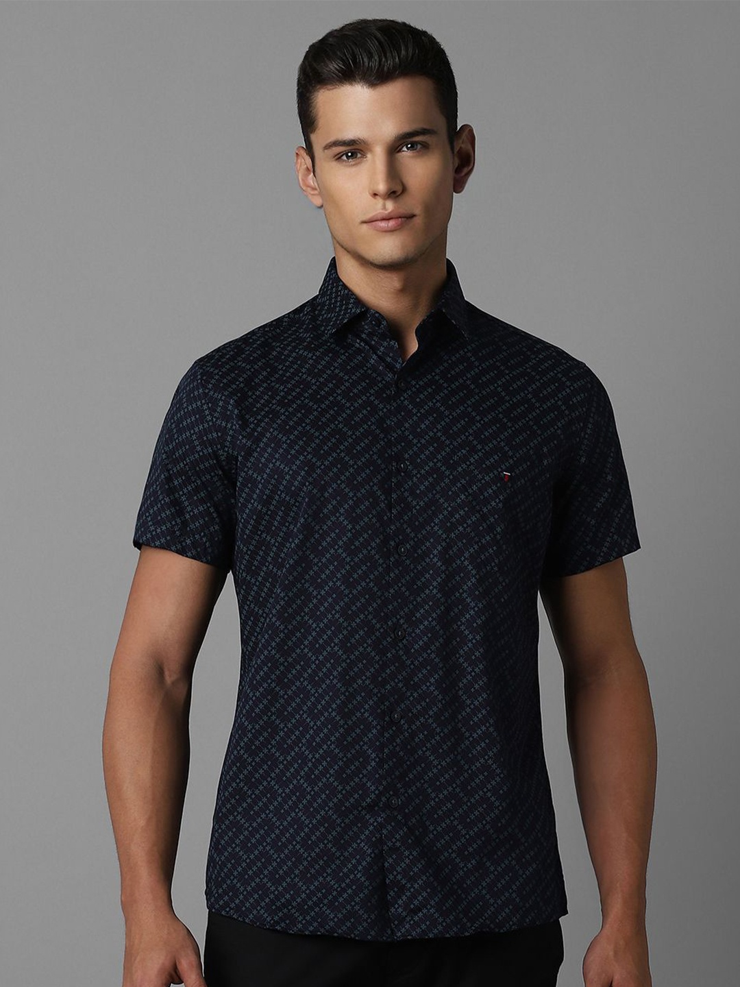 Louis Philippe Sport Men Spread Collar Micro Ditsy Printed Cotton Slim Fit Casual Shirt, Navy blue
Louis Philippe Sport Men Spread Collar Micro Ditsy Printed Cotton Slim Fit Casual Shirt, Navy blue