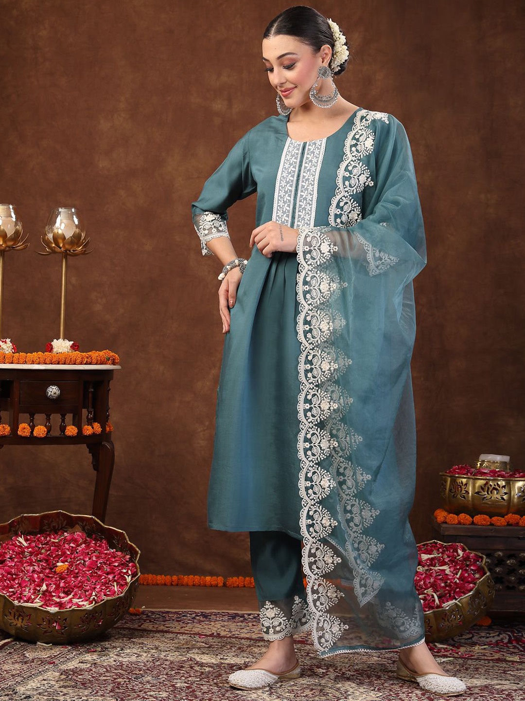 Stylum Blue & White Ethnic Motifs Embroidered Straight Kurta & Trousers With Dupatta
Stylum Blue & White Ethnic Motifs Embroidered Straight Kurta & Trousers With Dupatta
