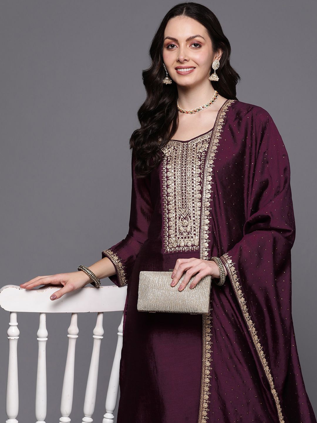 Anouk Floral Embroidered Regular Beads & Stones Straight Kurta with Trousers & Dupatta, Burgundy
Anouk Floral Embroidered Regular Beads & Stones Straight Kurta with Trousers & Dupatta, Burgundy