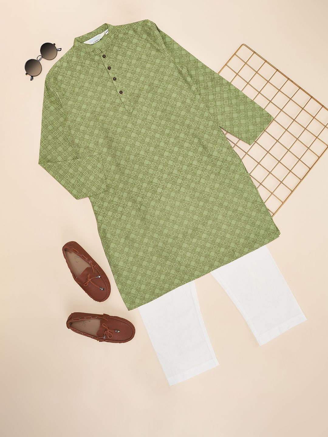 indus route by Pantaloons Boys Ethnic Motifs Printed Regular Straight Kurta with Pyjamas, Olive
indus route by Pantaloons Boys Ethnic Motifs Printed Regular Straight Kurta with Pyjamas, Olive