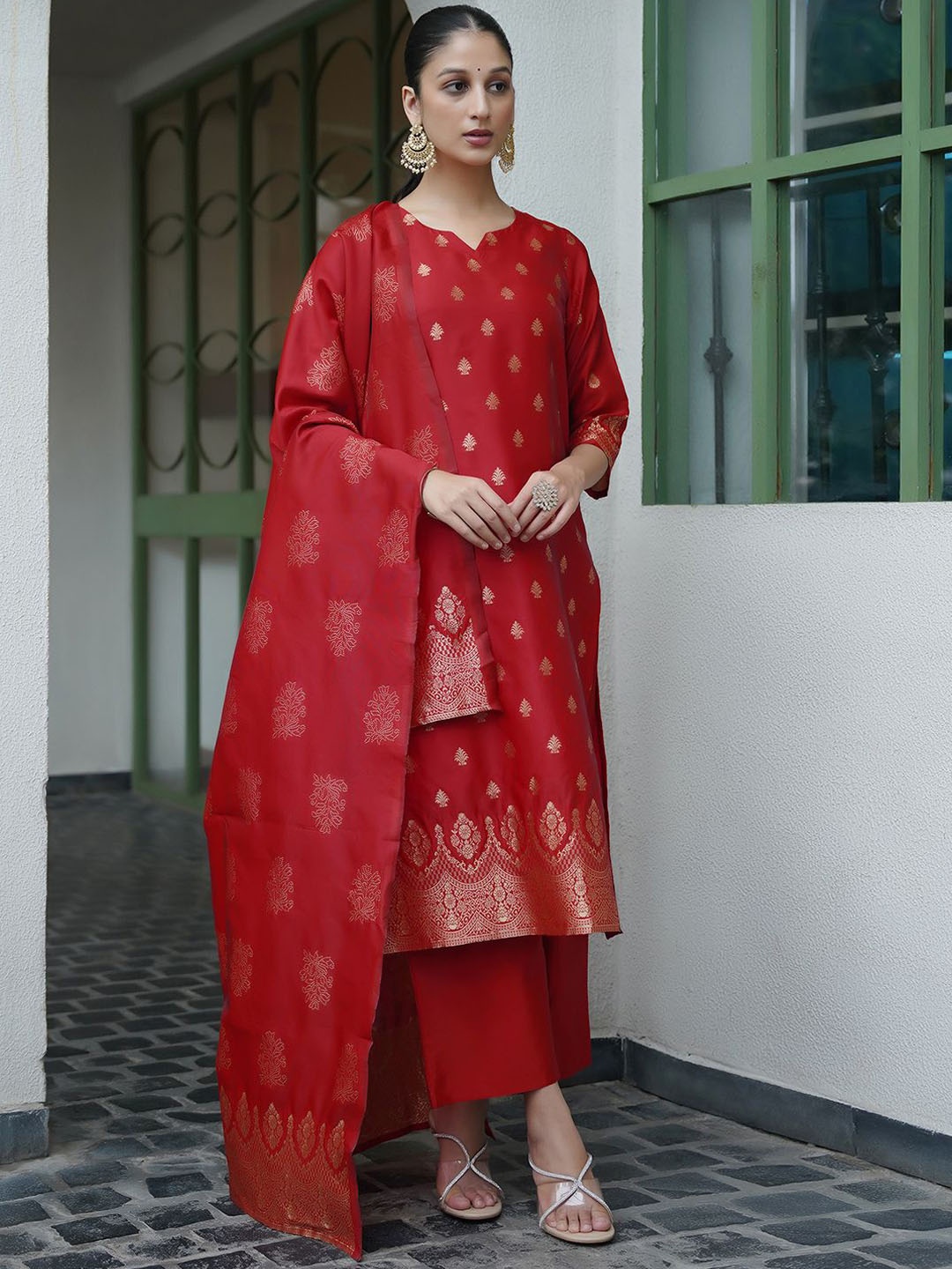 SKYLEE Ethnic Motifs Woven Design Zari Work Jacquard Straight Kurta with Palazzo & Dupatta, Red
SKYLEE Ethnic Motifs Woven Design Zari Work Jacquard Straight Kurta with Palazzo & Dupatta, Red