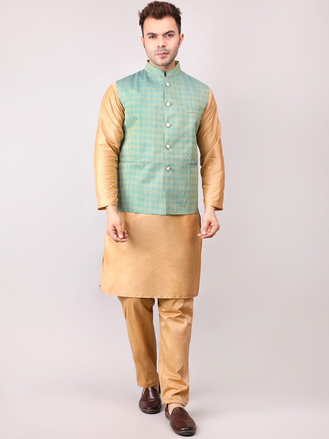 Voniry Geometric Woven Design Jacquard Straight Kurta With Pyjamas & Nehru Jacket, Green
Voniry Geometric Woven Design Jacquard Straight Kurta With Pyjamas & Nehru Jacket, Green