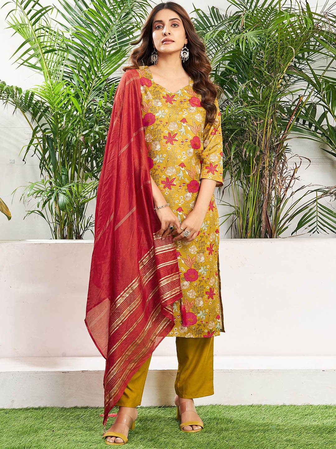 SKYLEE Floral Printed Sweetheart Neck Straight Kurta with Trousers & Dupatta, Yellow
SKYLEE Floral Printed Sweetheart Neck Straight Kurta with Trousers & Dupatta, Yellow