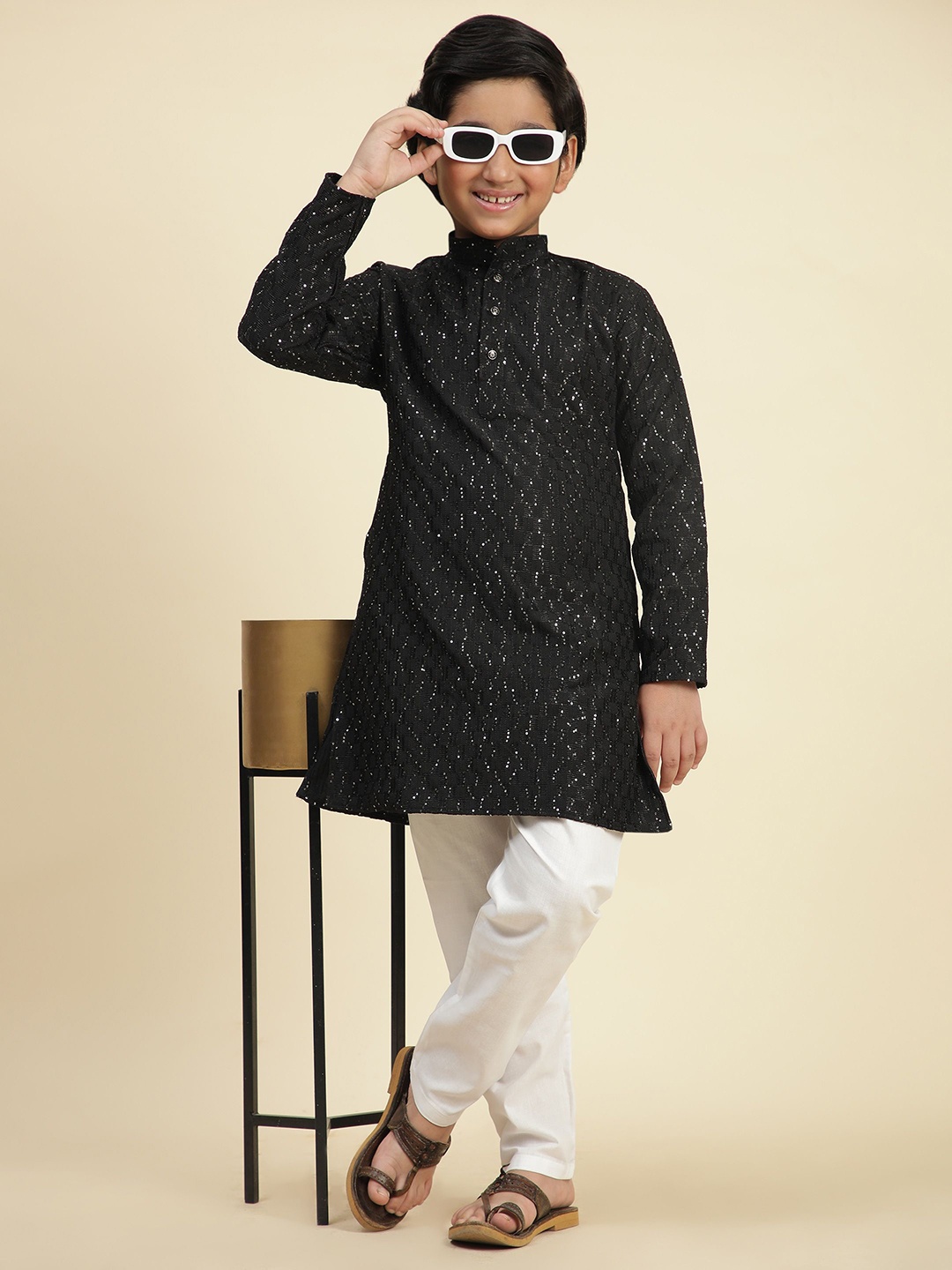 Pro-Ethic STYLE DEVELOPER Boys Paisley Embroidered Pure Cotton Straight Kurta With Pyjama, Black
Pro-Ethic STYLE DEVELOPER Boys Paisley Embroidered Pure Cotton Straight Kurta With Pyjama, Black