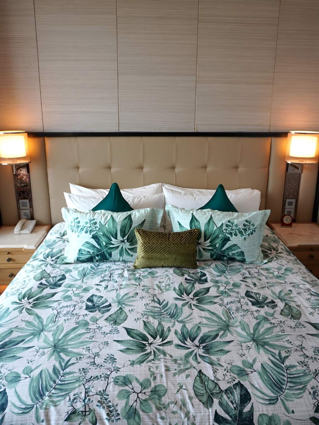 TARA- Sparkling Homes Green & White Floral 350 TC King Bedsheet with 2 Pillow Covers
TARA- Sparkling Homes Green & White Floral 350 TC King Bedsheet with 2 Pillow Covers