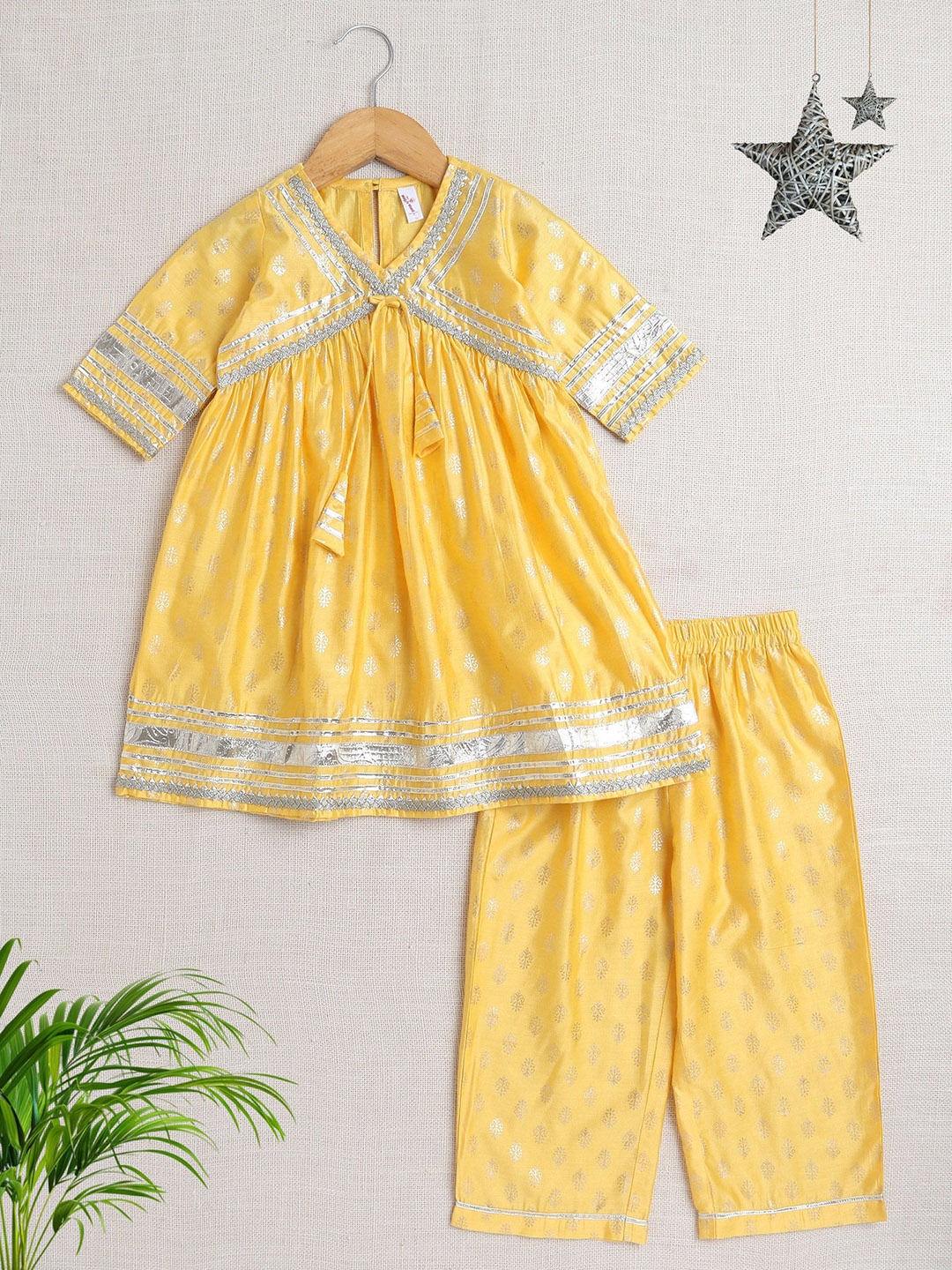 The Magic Wand Girls Floral Woven Design Gotta Patti Chanderi Silk Kurta with Trousers, Yellow
The Magic Wand Girls Floral Woven Design Gotta Patti Chanderi Silk Kurta with Trousers, Yellow