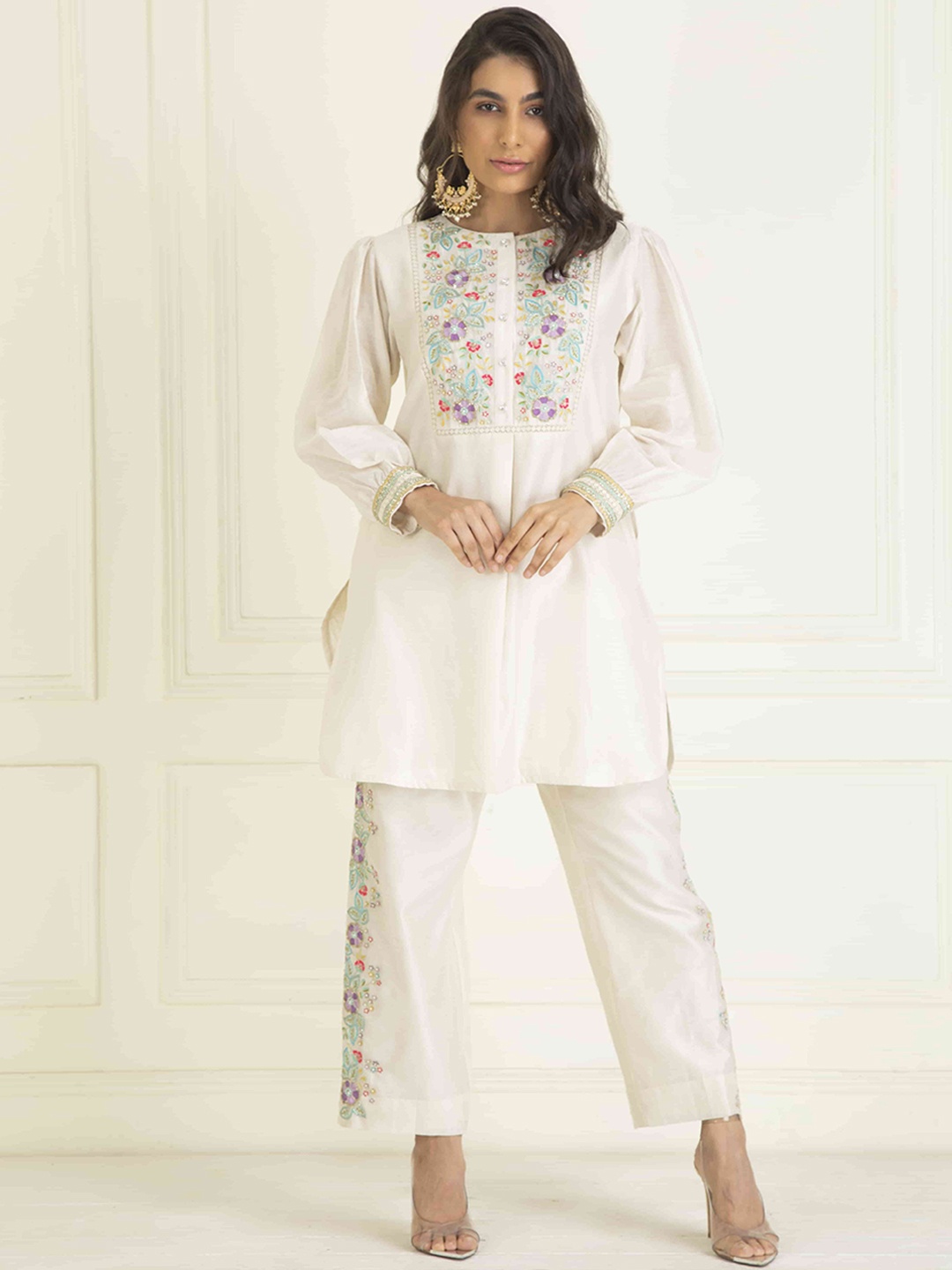 PRIYANKA JAIN Floral Embroidered Round Neck Regular Thread Work Pure Cotton Kurta &Trouser, Off white
PRIYANKA JAIN Floral Embroidered Round Neck Regular Thread Work Pure Cotton Kurta &Trouser, Off white
