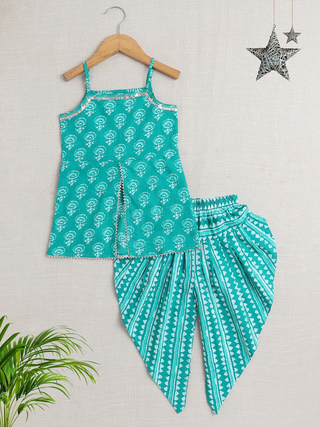 The Magic Wand Girls Floral Printed Gotta Patti Shoulder Straps Kurta with Dhoti Pants, Green
The Magic Wand Girls Floral Printed Gotta Patti Shoulder Straps Kurta with Dhoti Pants, Green