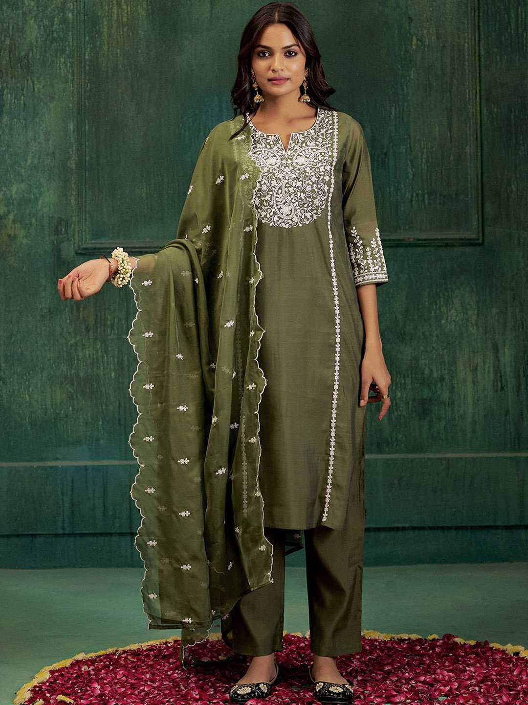 Jaipur Kurti Ethnic Motifs Embroidered Sequinned Straight Kurta With Trousers & Dupatta, Green
Jaipur Kurti Ethnic Motifs Embroidered Sequinned Straight Kurta With Trousers & Dupatta, Green