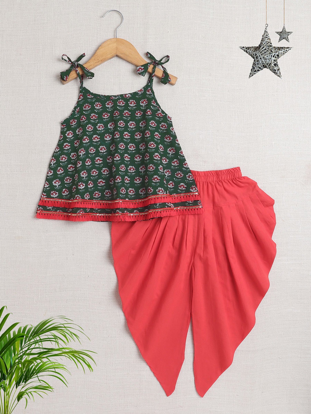 The Magic Wand Girls Floral Printed Shoulder Straps Pure Cotton Kurta with Dhoti Pants, Green
The Magic Wand Girls Floral Printed Shoulder Straps Pure Cotton Kurta with Dhoti Pants, Green