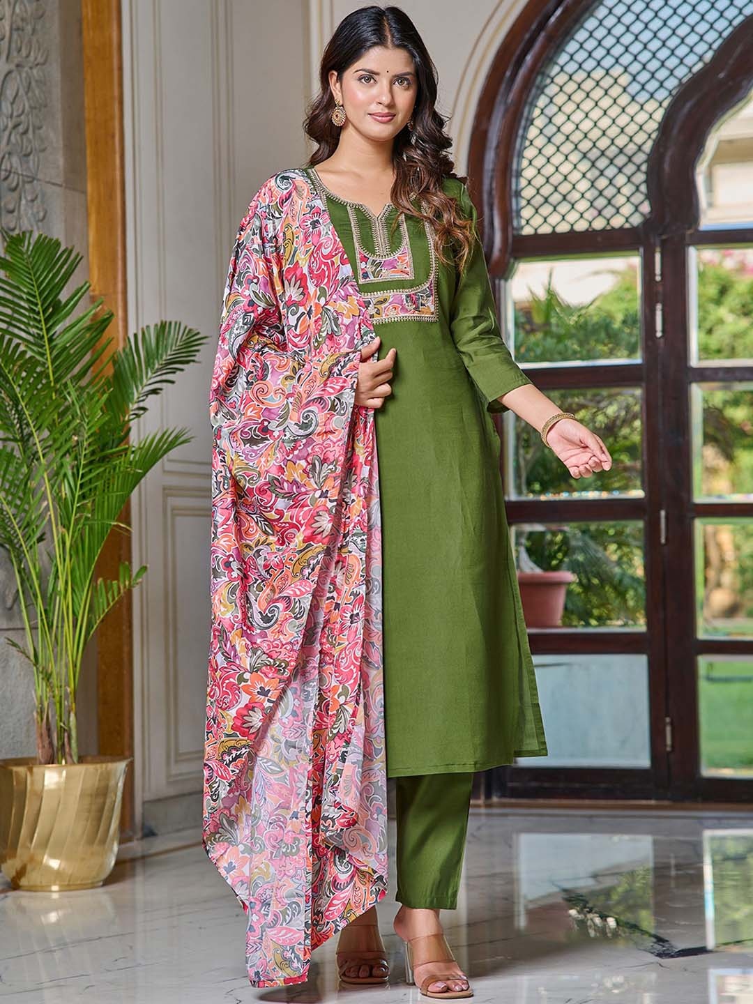 KALINI Paisley Yoke Design Regular Sequinned Straight Kurta with Trousers & Dupatta, Green
KALINI Paisley Yoke Design Regular Sequinned Straight Kurta with Trousers & Dupatta, Green