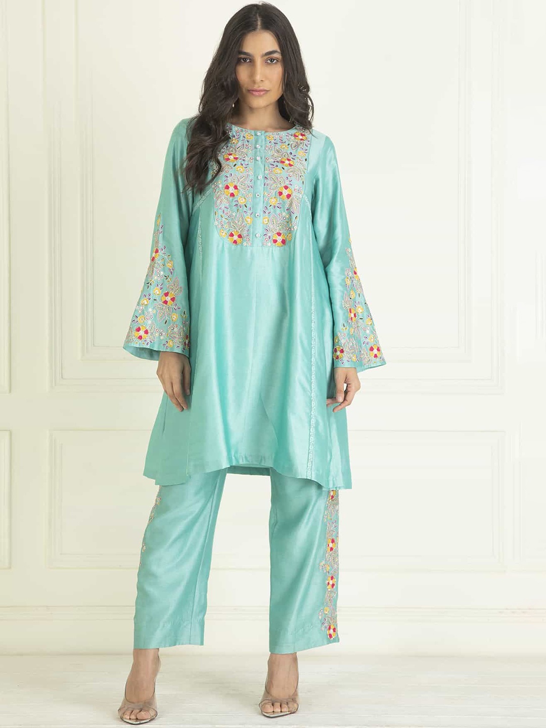 PRIYANKA JAIN Floral Embroidered Long Sleeves Thread Work Pure Cotton Kurta With Palazzo, Blue
PRIYANKA JAIN Floral Embroidered Long Sleeves Thread Work Pure Cotton Kurta With Palazzo, Blue