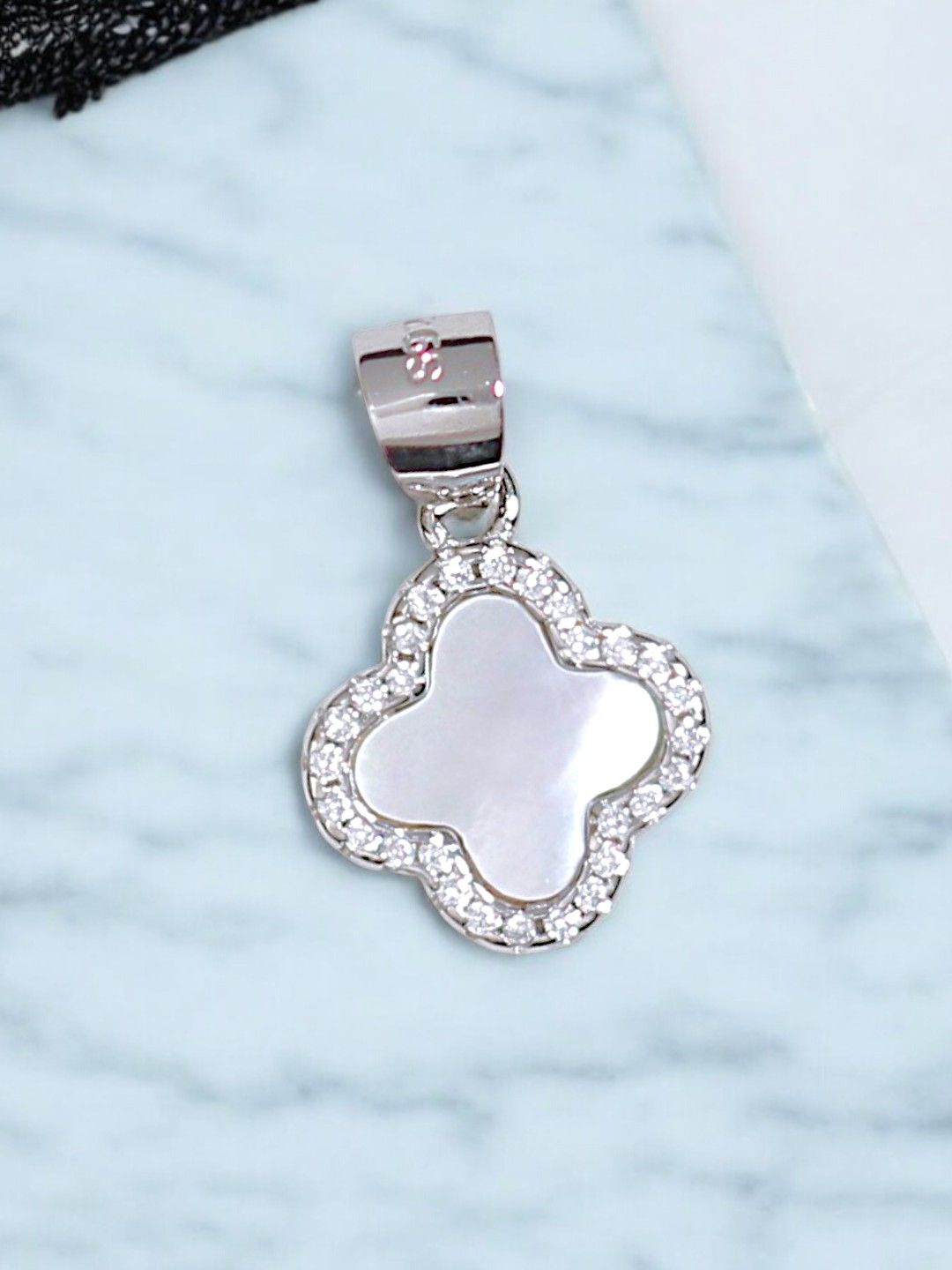 Taraash 925 Sterling Silver Rhodium-Plated Mother of Pearl & CZ Studded Clover Pendant
Taraash 925 Sterling Silver Rhodium-Plated Mother of Pearl & CZ Studded Clover Pendant