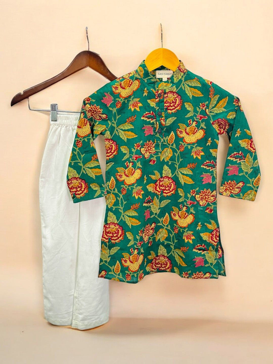 LITTLE GINNIE Kids Floral Printed Mandarin Collar Thread Work Straight Kurta & Trousers, Green
LITTLE GINNIE Kids Floral Printed Mandarin Collar Thread Work Straight Kurta & Trousers, Green