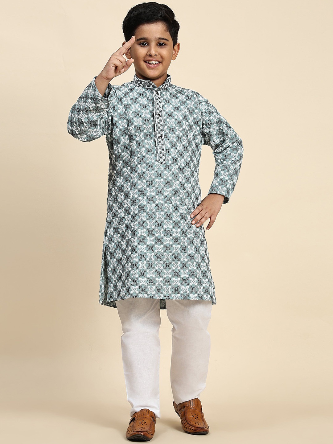 Pro-Ethic STYLE DEVELOPER Boys Ethnic Motifs Thread Work Pure Cotton Kurta with Pyjama, Turquoise blue
Pro-Ethic STYLE DEVELOPER Boys Ethnic Motifs Thread Work Pure Cotton Kurta with Pyjama, Turquoise blue