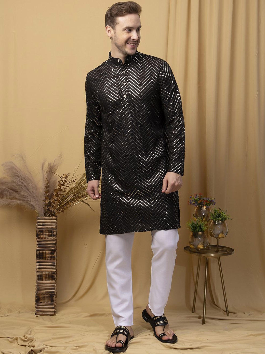 Hangup Chevron Embroidered Regular Mandarin Collar Sequinned Kurta With Pyjama, Black
Hangup Chevron Embroidered Regular Mandarin Collar Sequinned Kurta With Pyjama, Black