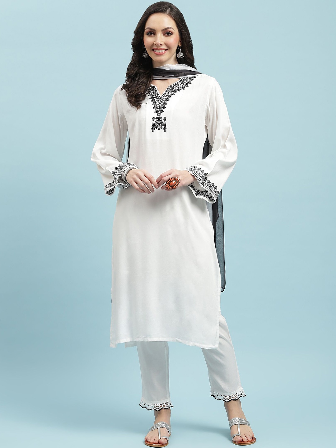 Shree Floral Yoke Design Sweetheart Neck Thread Work Kurta With Trousers & Dupatta, White
Shree Floral Yoke Design Sweetheart Neck Thread Work Kurta With Trousers & Dupatta, White