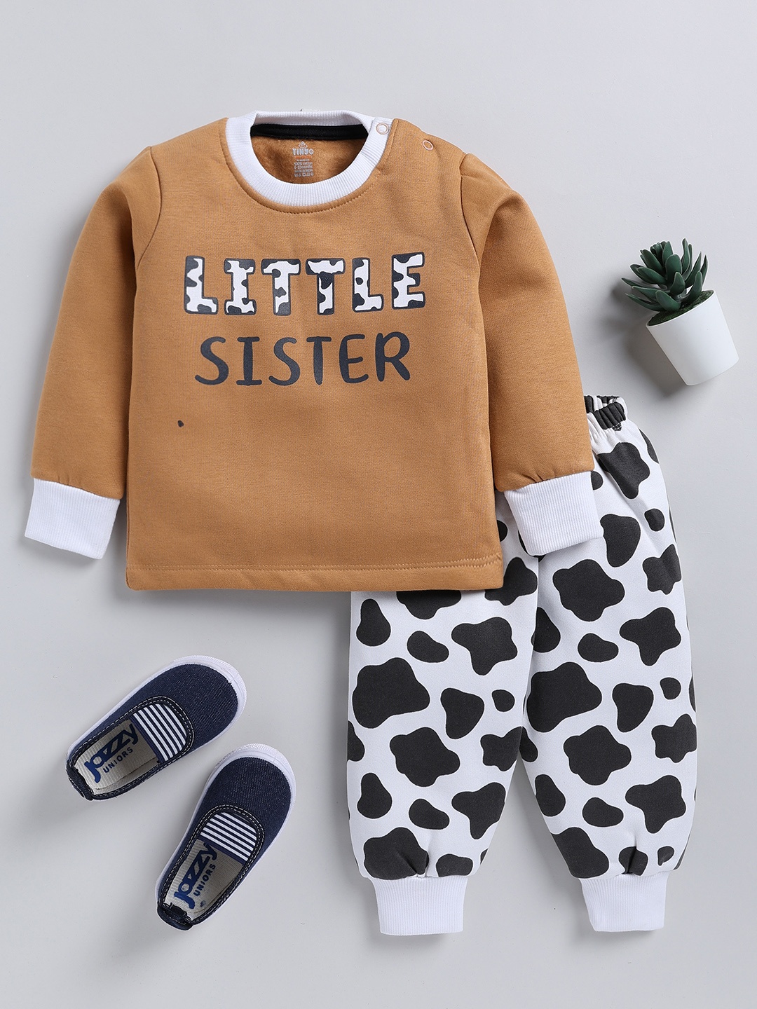 YK X Tinyo Infant Girls Typography Printed Pure Cotton Sweatshirt with Joggers Set, Brown
YK X Tinyo Infant Girls Typography Printed Pure Cotton Sweatshirt with Joggers Set, Brown