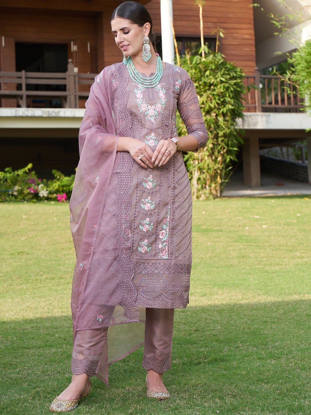 AUTUMN LANE Floral Embroidered Regular Thread Work Straight Kurta with Trousers & Dupatta, Purple
AUTUMN LANE Floral Embroidered Regular Thread Work Straight Kurta with Trousers & Dupatta, Purple